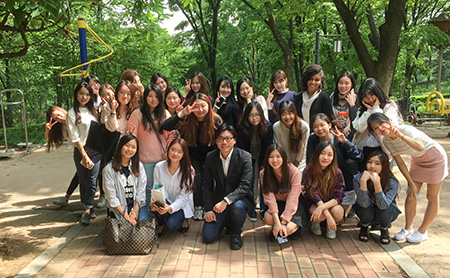 Dr. Hideki Isoda with Students